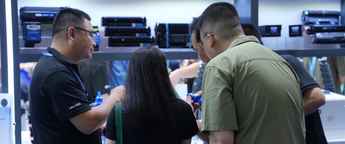 G&G team meeting with customers at a global trade show